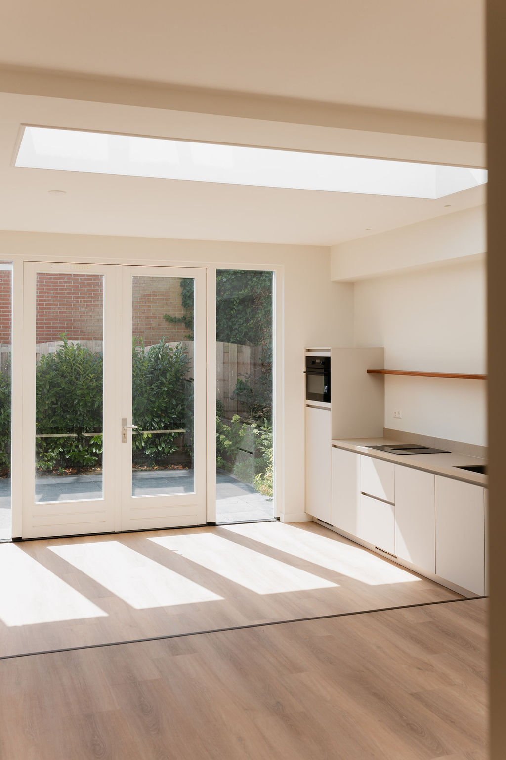Open leefruimte met veel natuurlijk licht