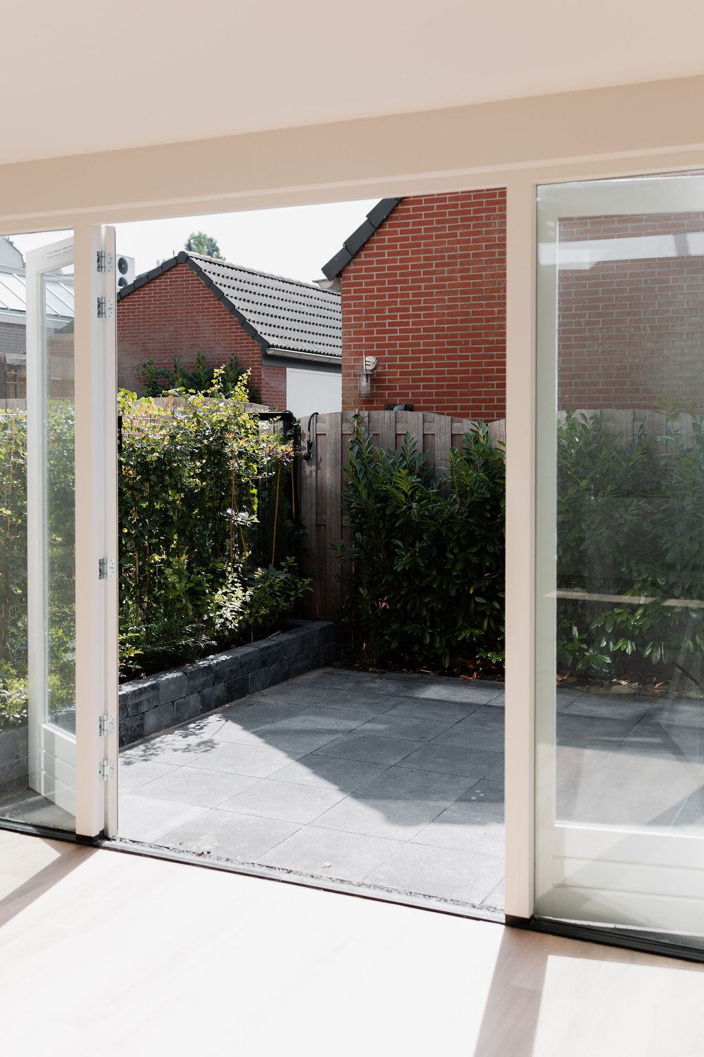 Lichte keuken met maatwerk plank en toegang tot de tuin