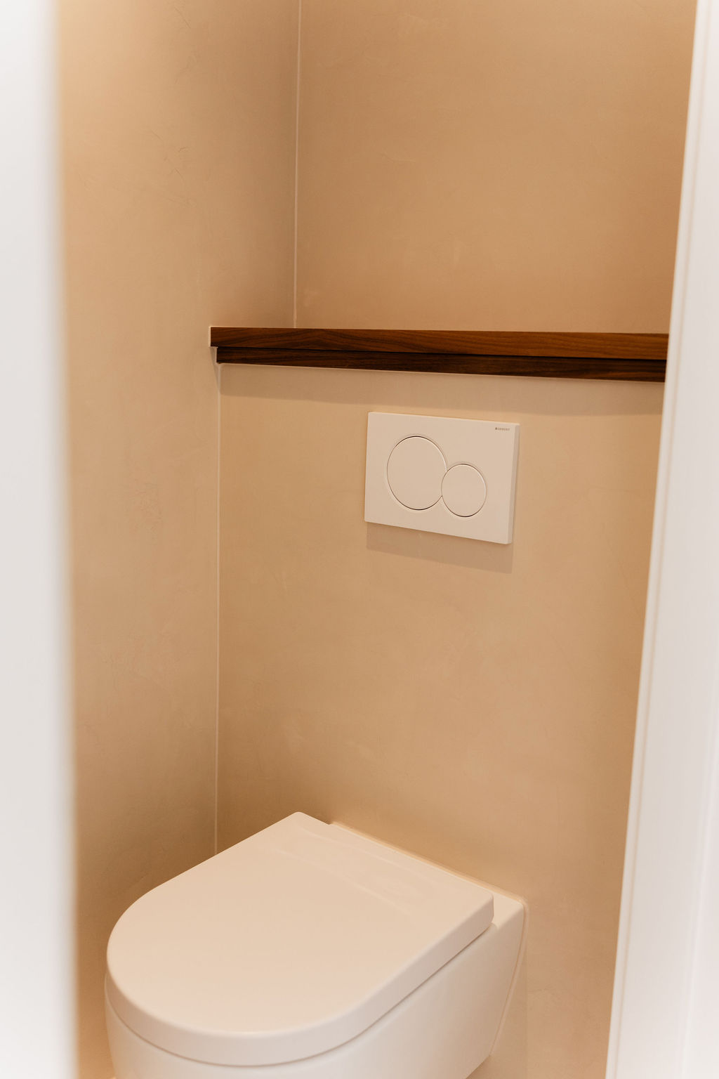 Warme badkamer met koperkleurige kranen en maatwerk wastafelmeubel
