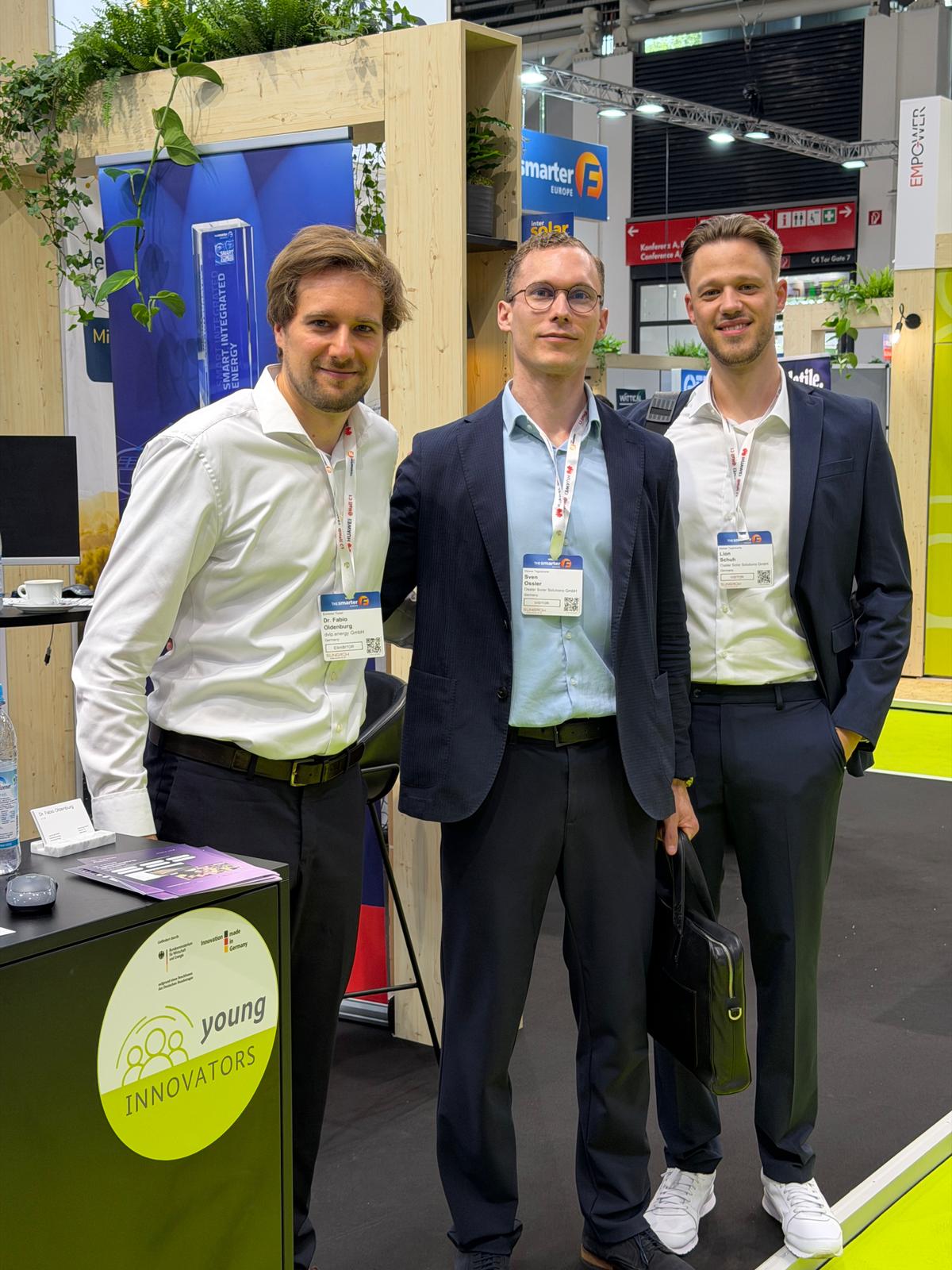 Sven Ossler und Lion Schuh mit Dr. Fabio Oldenburg