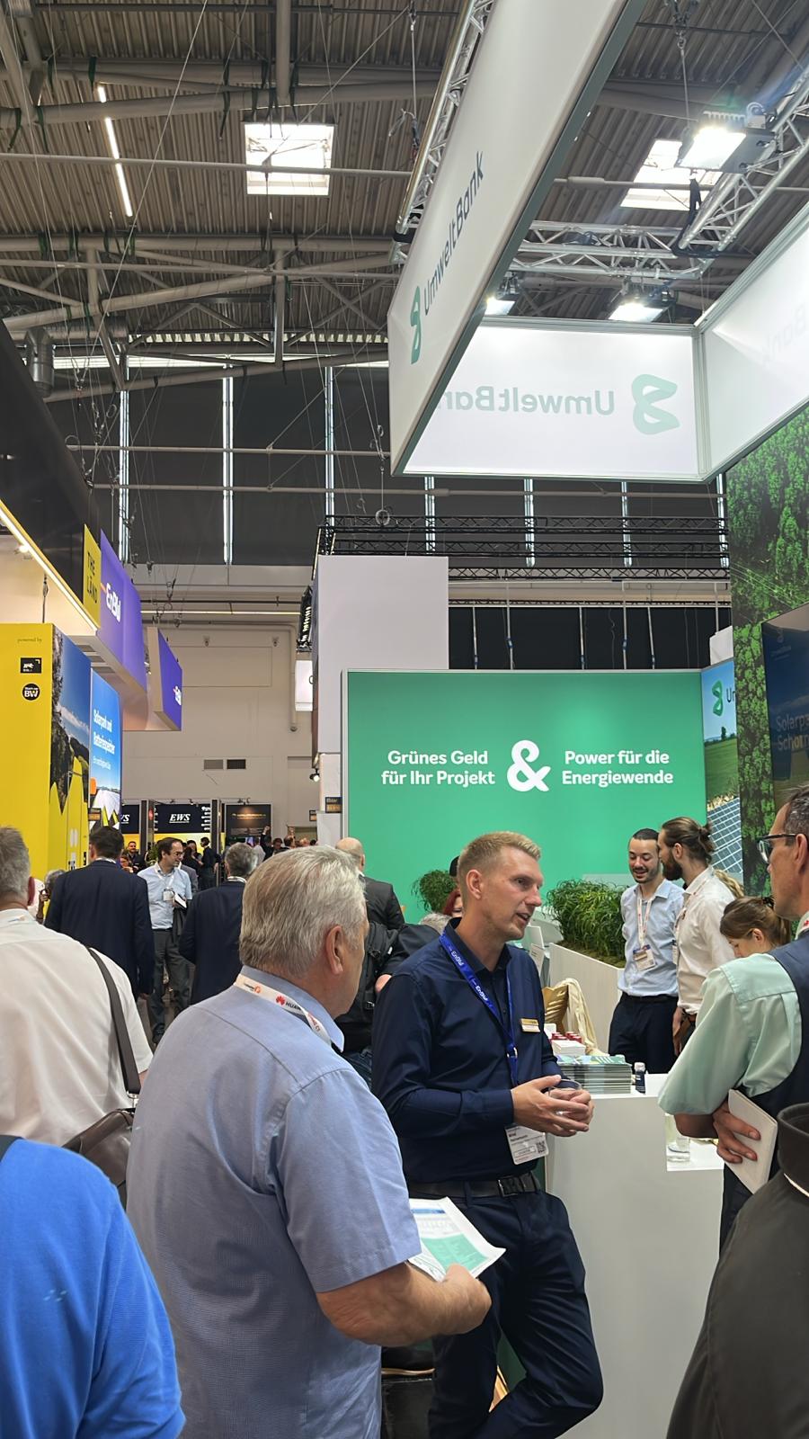 Volle Eingangshalle der Intersolar Europe 2026
