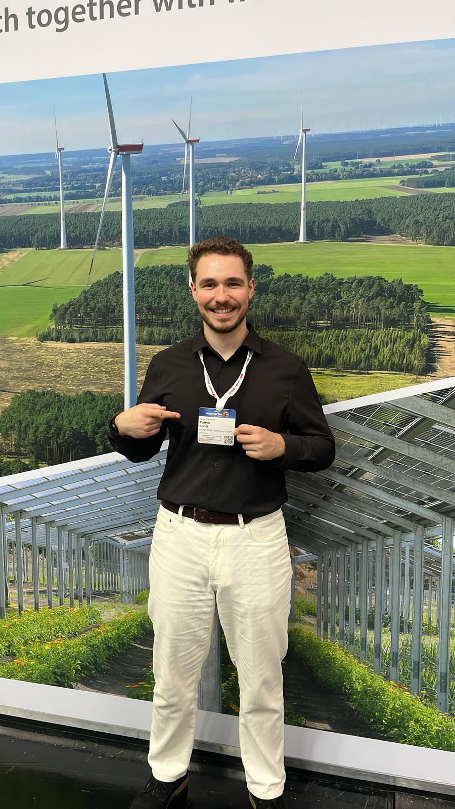 Patryk Splitt zeigt seinen Besucherausweis