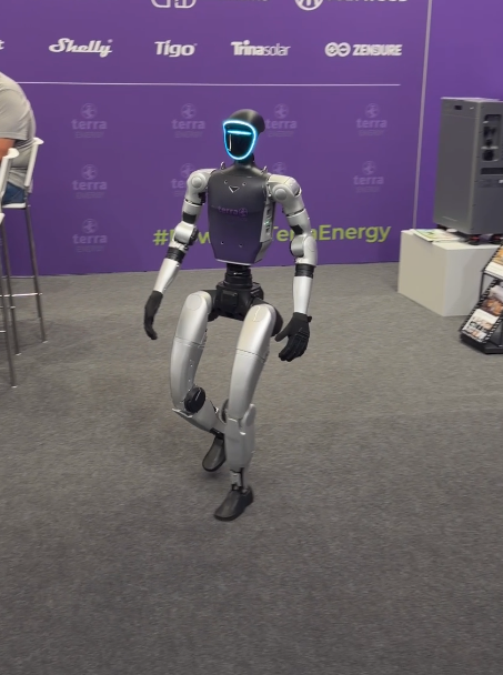Humanoider Roboter an einem Messestand