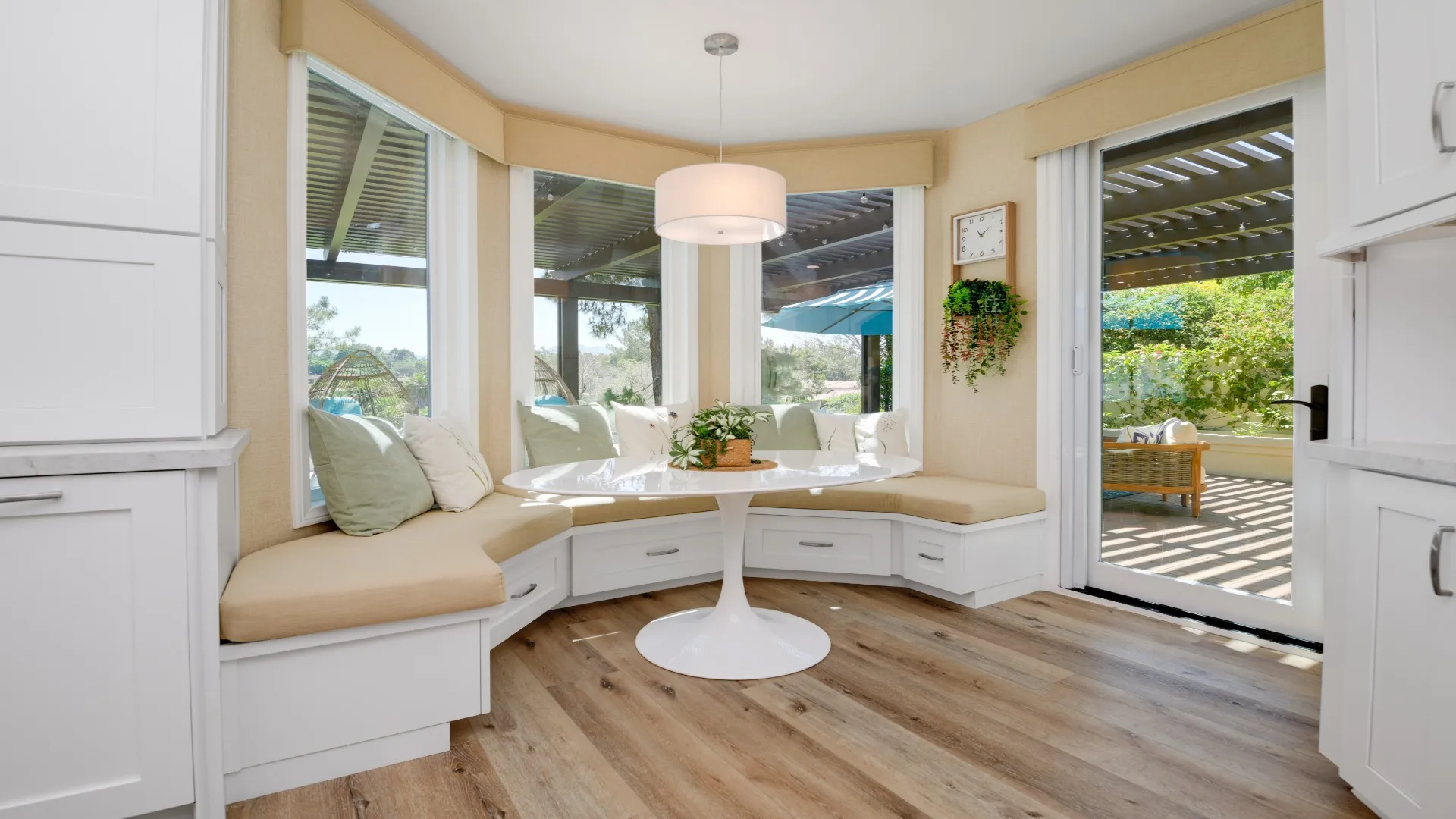 Breakfast nook with a built-in curved bench