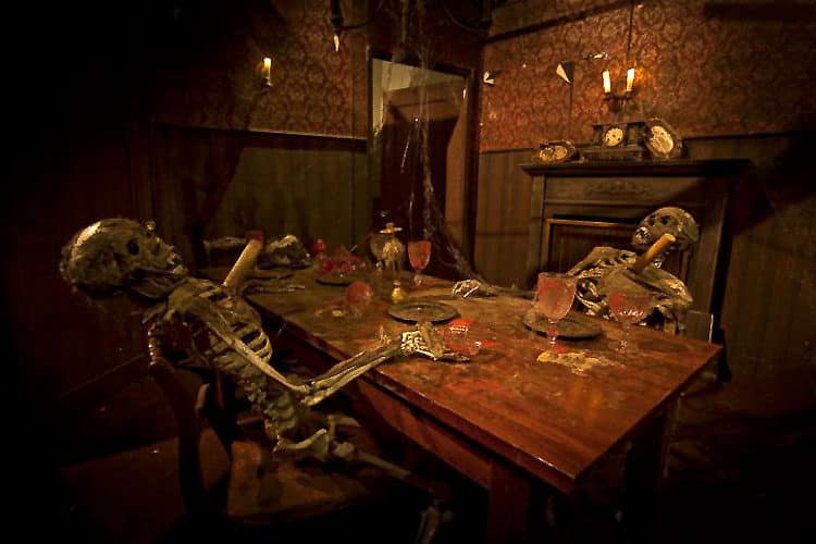 https://hauntedattractionnetwork.com/wp-content/uploads/2020/05/Dining-Room-at-Frightmare-1-750x500.jpg