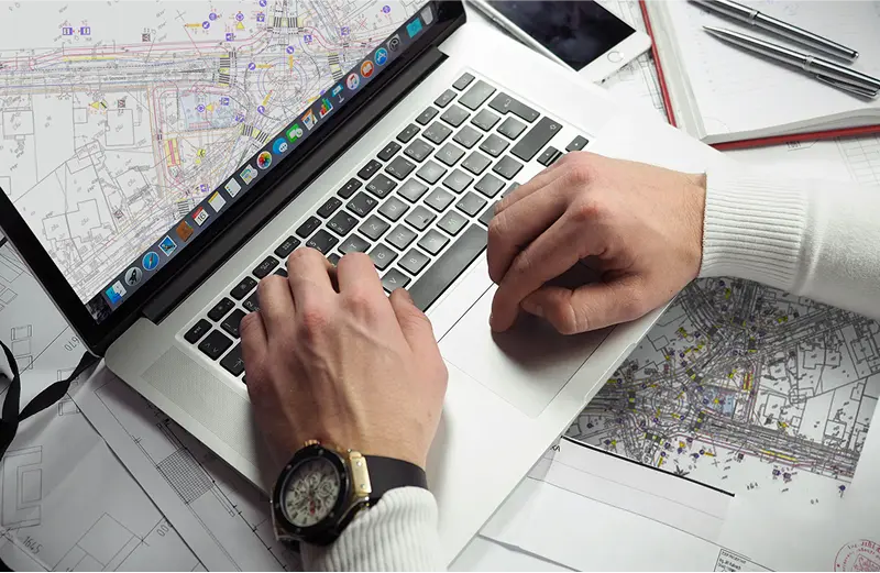 Zdjęcie przedstawia edycję szkicu projektu drogowego.