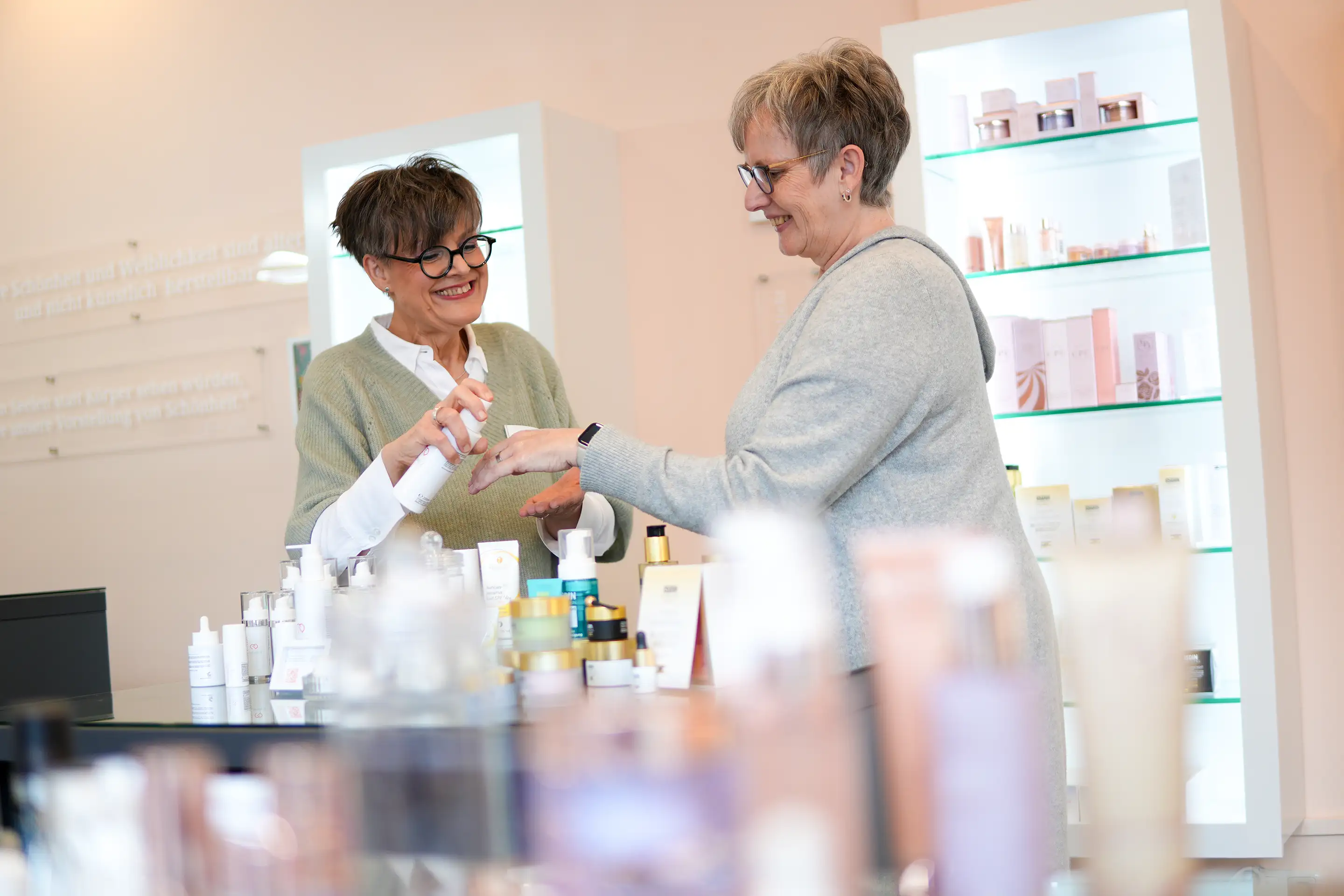 CosméDerme | Beratung mit Kundin im BeautyStore