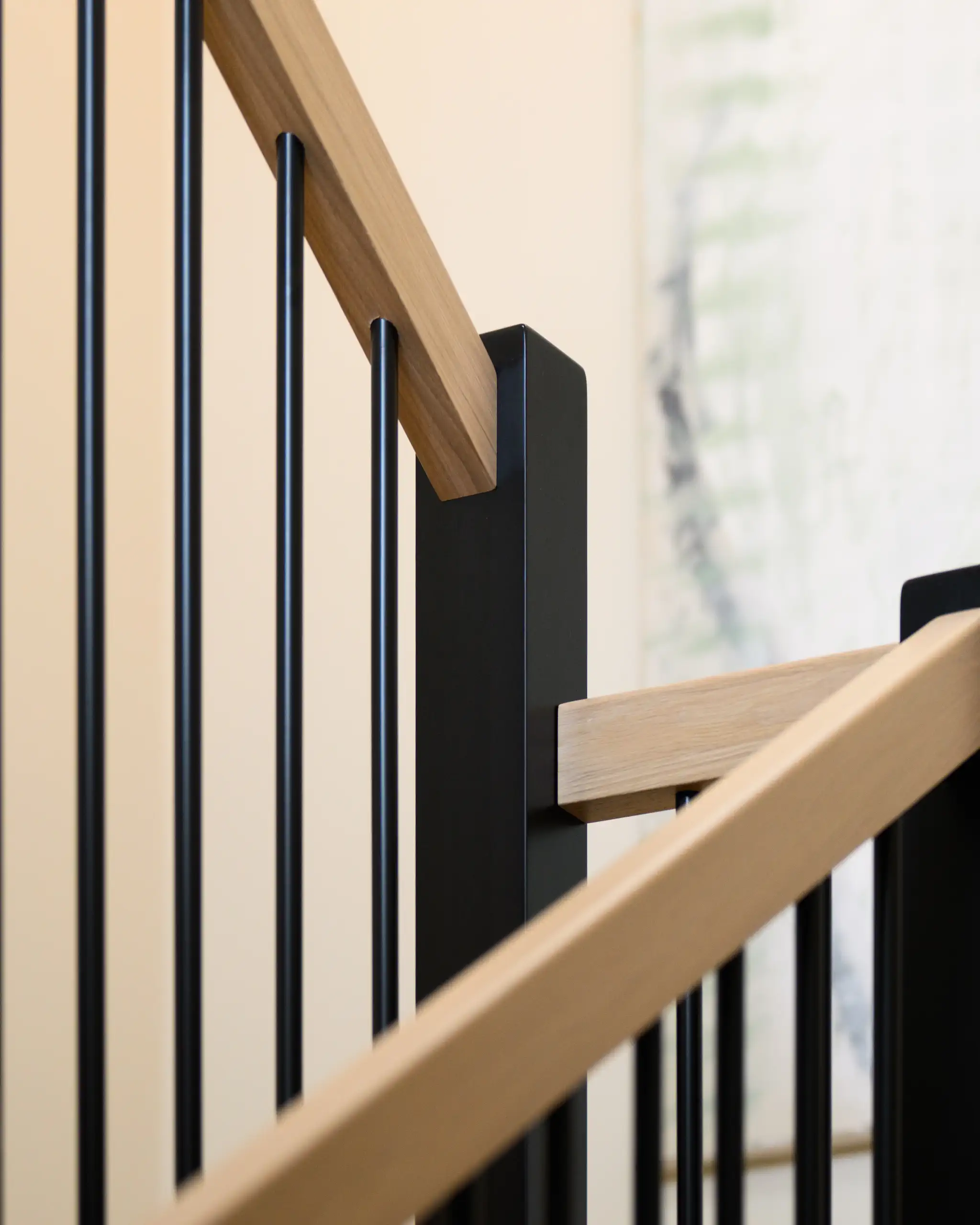 Nærbilde av megler i eik med svarte stålspiler