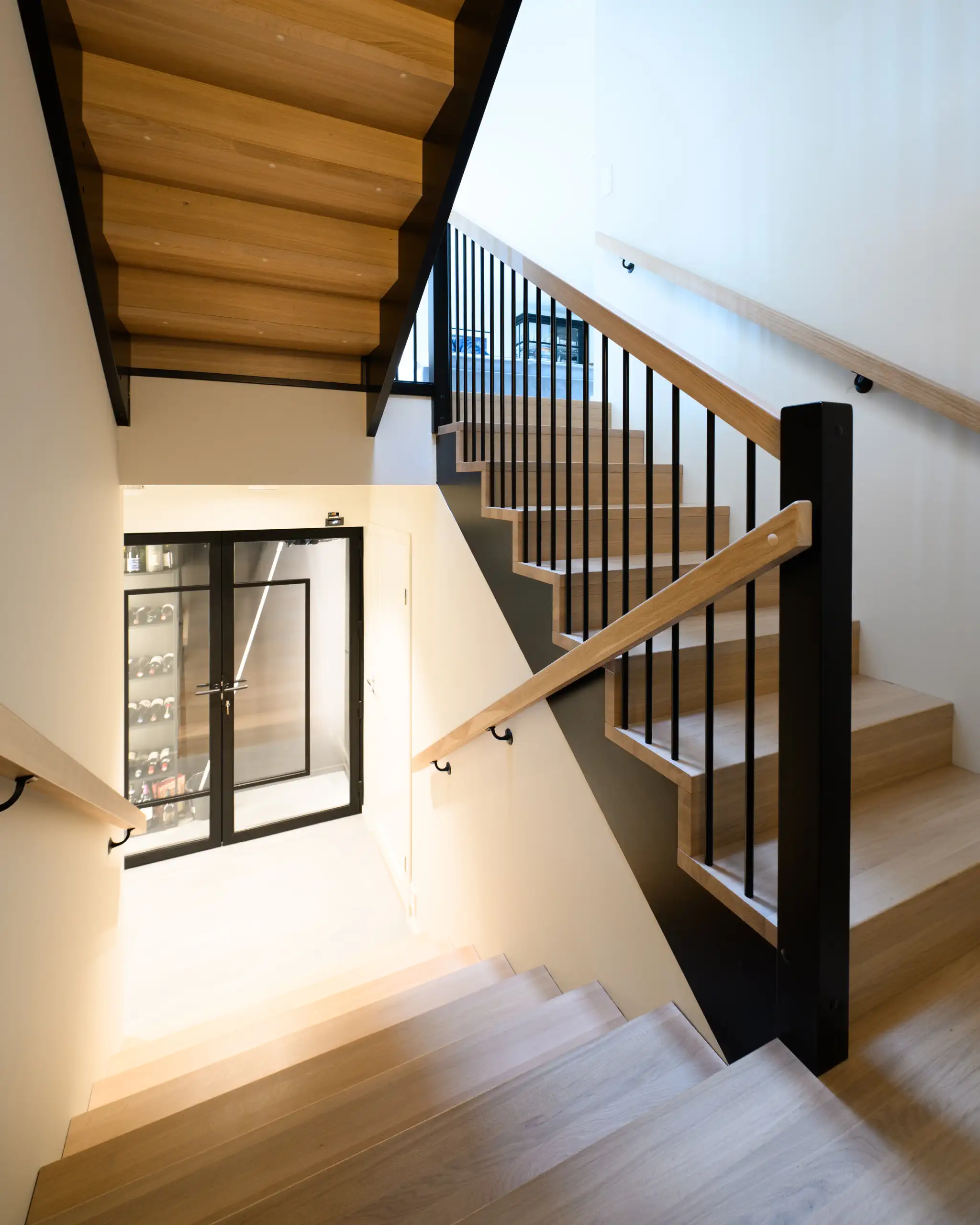 Boden under trappen med glassdør