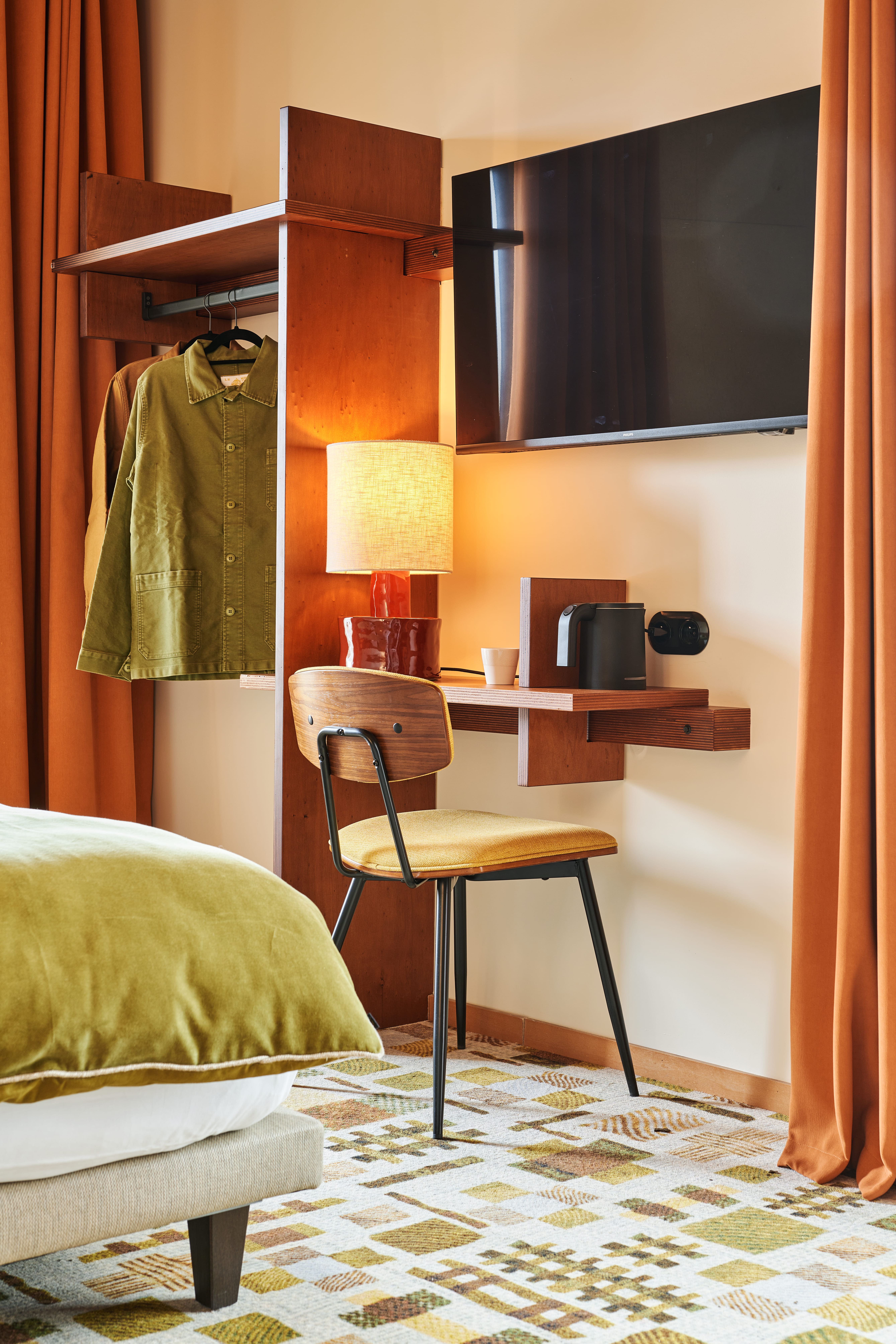 Bureau et armoire de la chambre double/twin de l'Hôtel Oré****