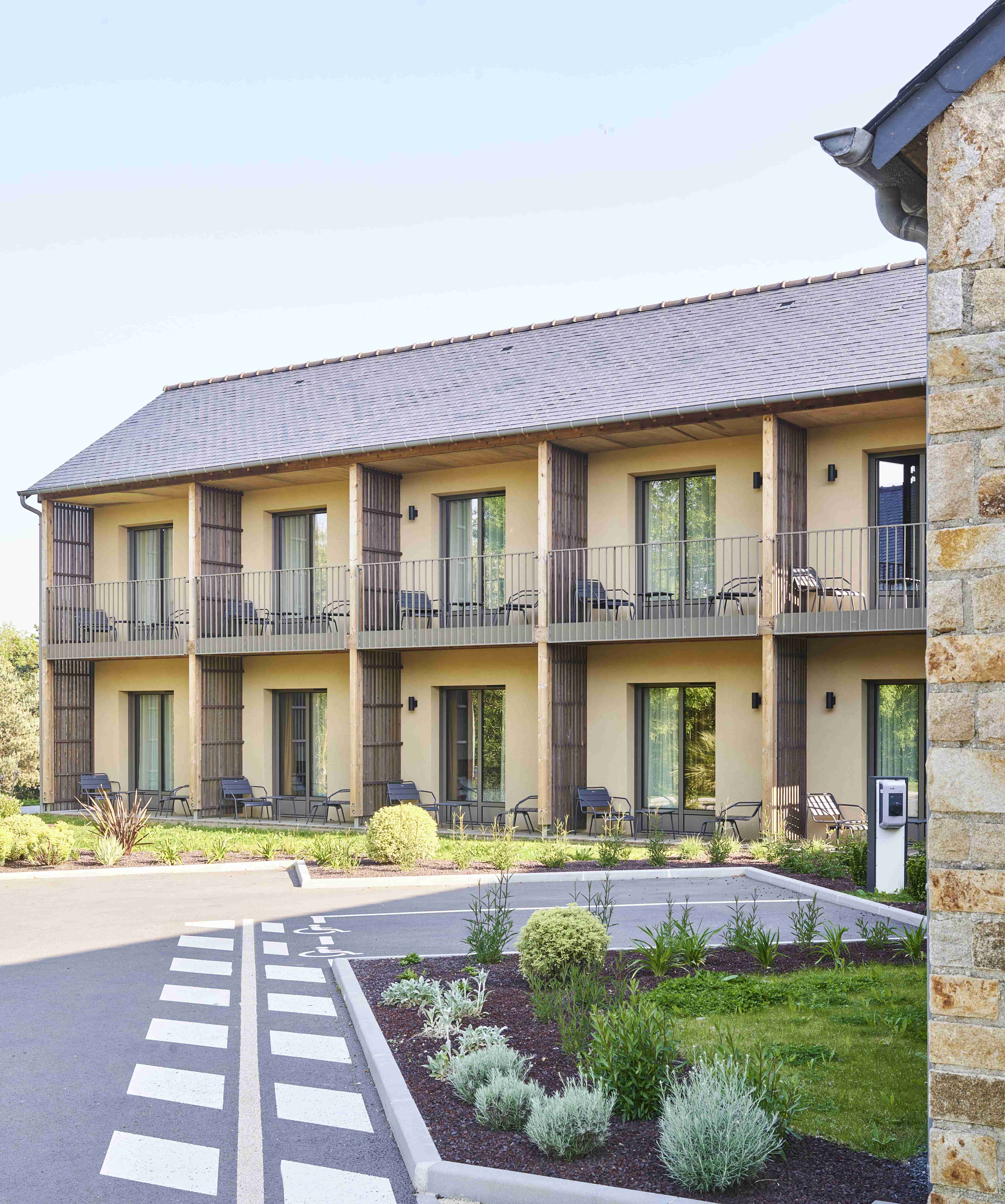 Parking privé et sécurisé de l’Hôtel Oré Saint-Malo, hôtel 4 étoiles familial