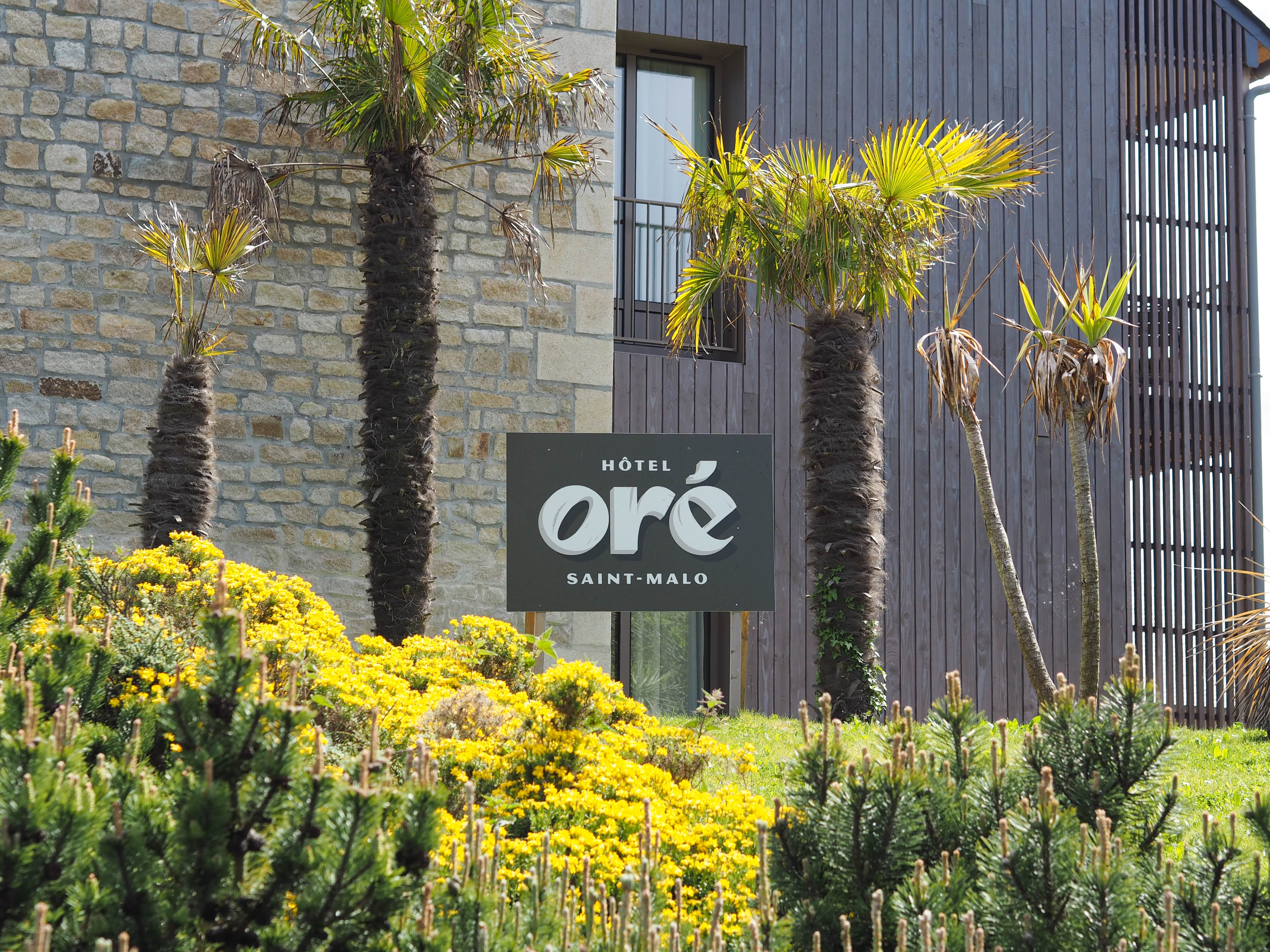 Panneau Oré à l'entrée de l'établissement 4 étoiles à Saint-Malo