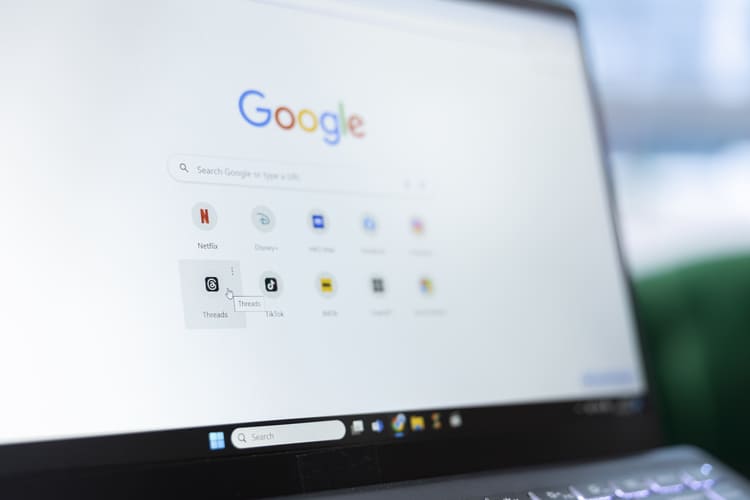 Pantalla de computadora con Google abierto para representar búsqueda en línea, posicionamiento SEO y visibilidad digital