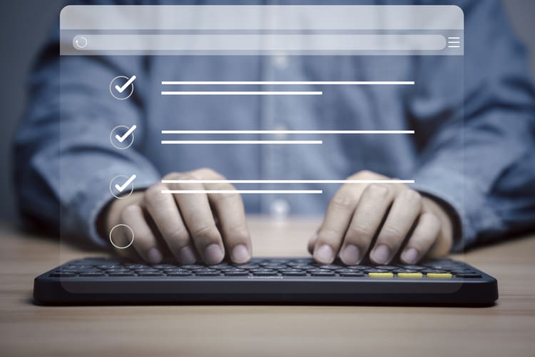 Teclado con checklist mostrando tareas completadas, representando eficiencia y control de proyectos. Hiweb.