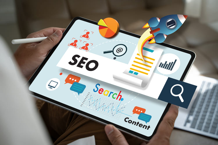 Banner de blog mostrando texto sobre SEO, AEO e IA para marketing digital, ilustrando optimización de negocios. Hiweb.