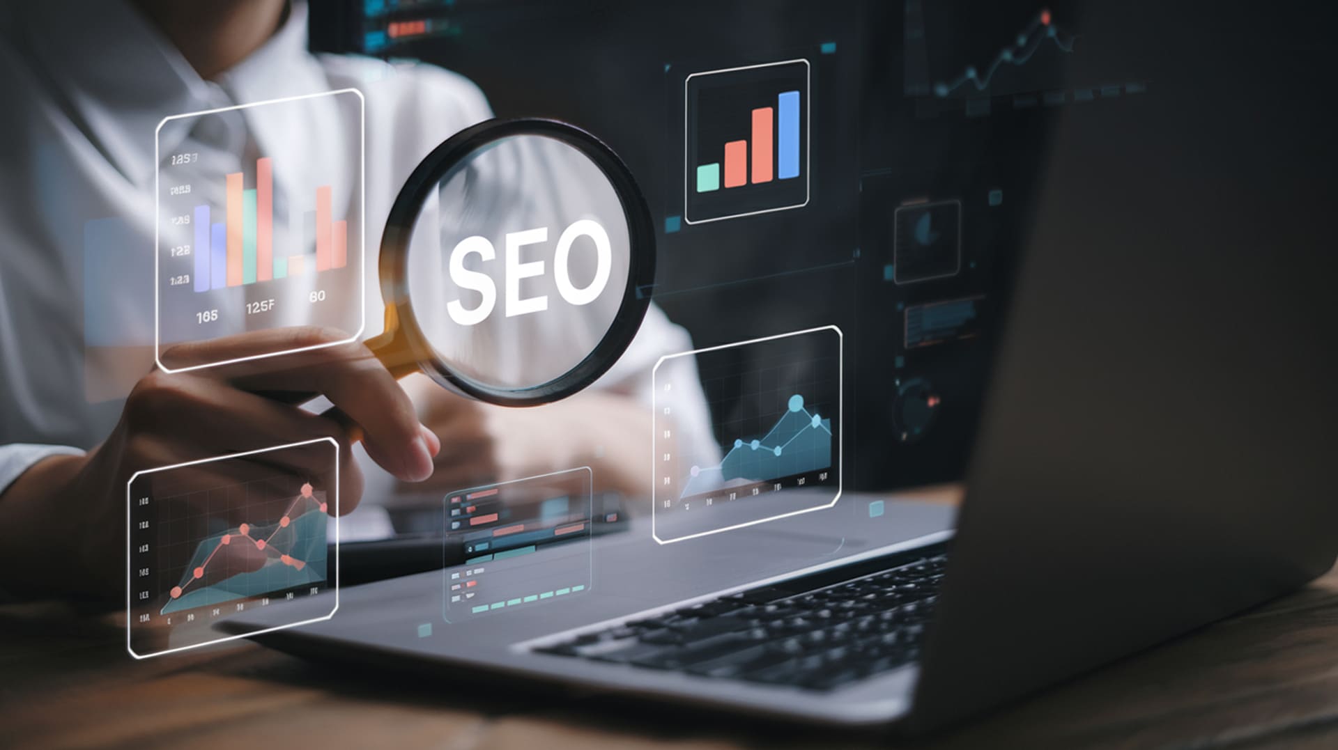 Concepto de SEO con interfaz de análisis digital, lupa y gráficos de rendimiento representando estrategias de posicionamiento en buscadores y visibilidad online Hiweb