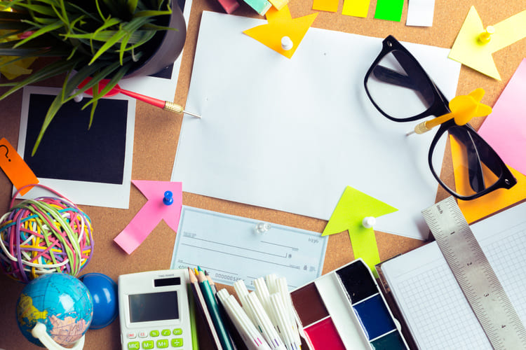 Espacio creativo con materiales de papelería y planificación representando organización de contenido, ideas de marketing digital y desarrollo de campañas estratégicas Hiweb