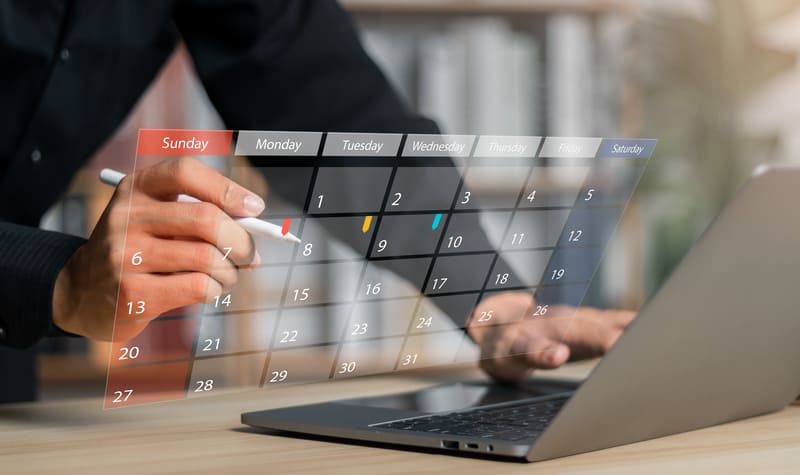Interfaz de calendario digital con espacio de trabajo profesional representando gestión del tiempo, programación de contenido y planificación estratégica de actividades de marketing Hiweb