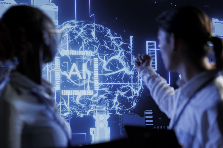 Equipo analizando una interfaz de inteligencia artificial en una pantalla digital representando colaboración en IA, innovación tecnológica y soluciones empresariales futuras Hiweb