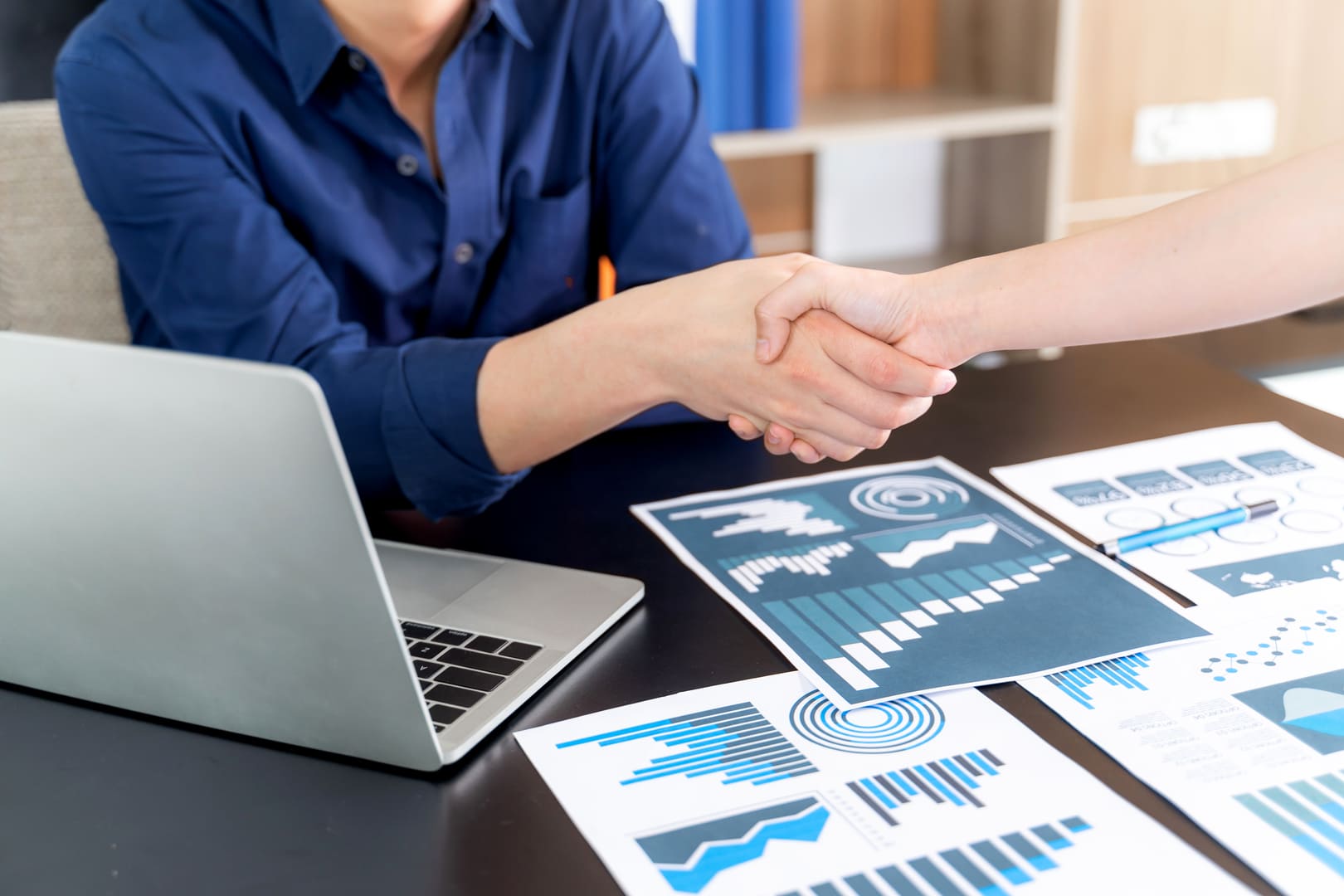 Leads marketing y ventas B2B: cómo atraer prospectos y convertirlos en clientes