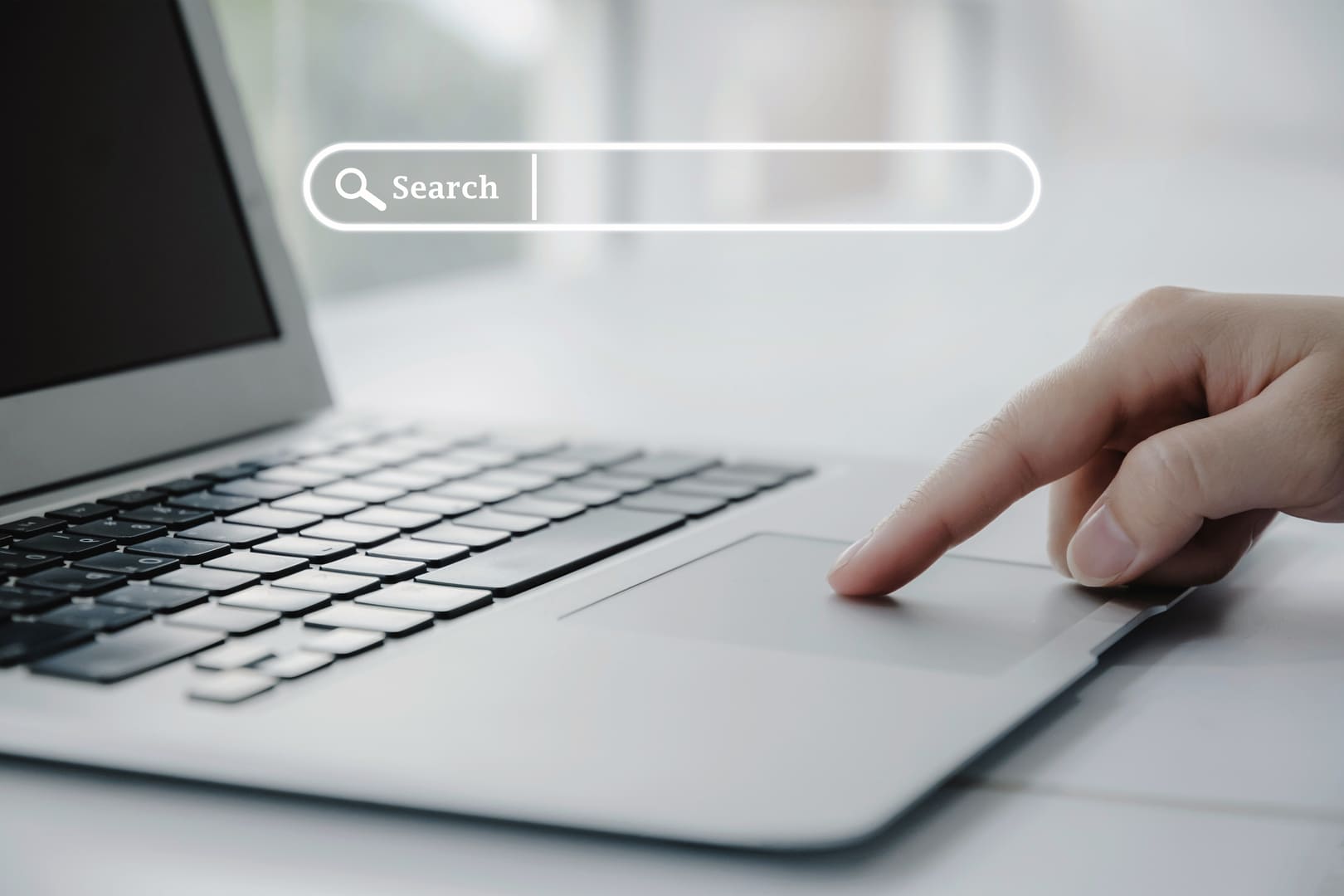 Interfaz de laptop con barra de búsqueda que representa consultas en línea, navegación digital y descubrimiento de información mediante motores de búsqueda Hiweb