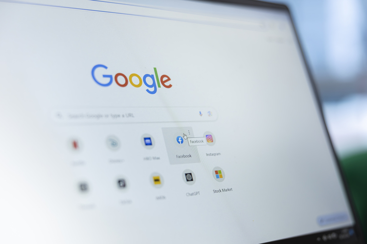 Página principal del buscador Google mostrada en una pantalla de computadora para navegación web y acceso a información digital Hiweb