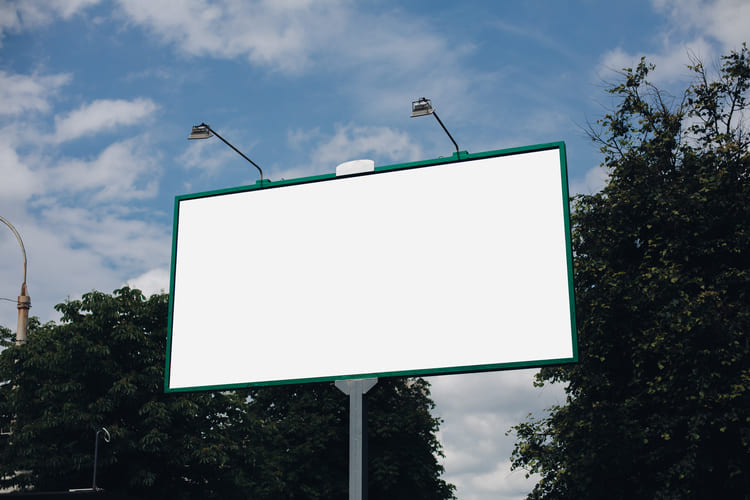 Anuncio publicitario exterior vacío que representa espacios de publicidad digital y nuevas oportunidades para campañas impulsadas por IA Hiweb