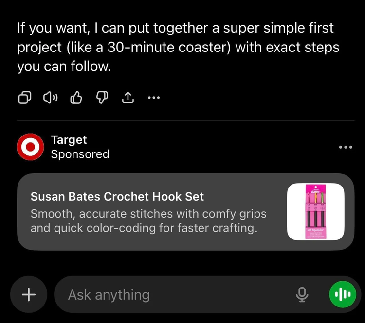 Interfaz de conversación de ChatGPT mostrando un anuncio patrocinado dentro de un entorno de respuestas con inteligencia artificial Hiweb