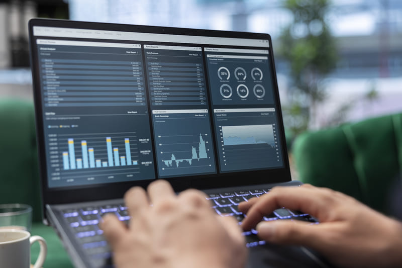 Miembro de equipo empresarial revisando paneles de analítica y métricas de rendimiento para decisiones estratégicas Hiweb