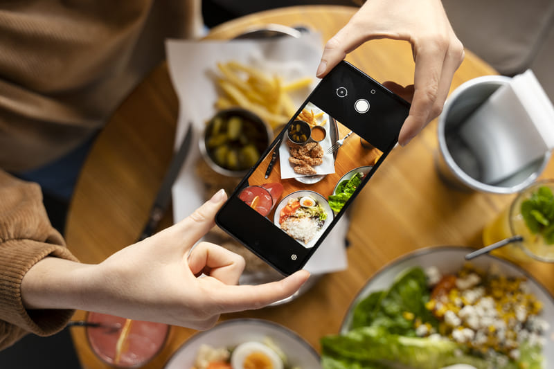 Restaurant content creation through food photography with a smartphone, highlighting the importance of attractive visuals in digital marketing Hiweb.
