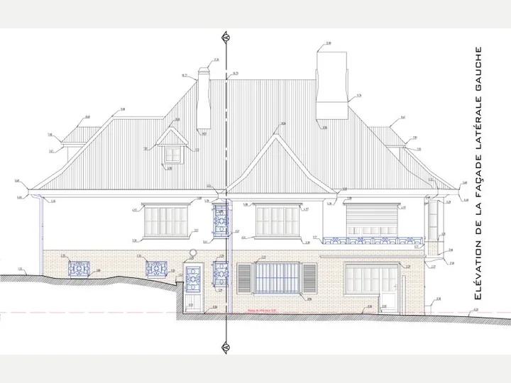 Élévation de la façade latérale gauche d'une villa : toitures en pente, lucarnes, soubassement en brique et profil du terrain naturel reporté sous la construction.