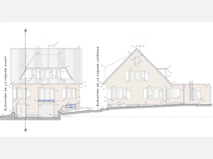 Élévations avant et latérale d'une maison quatre façades, sur un terrain en pente.