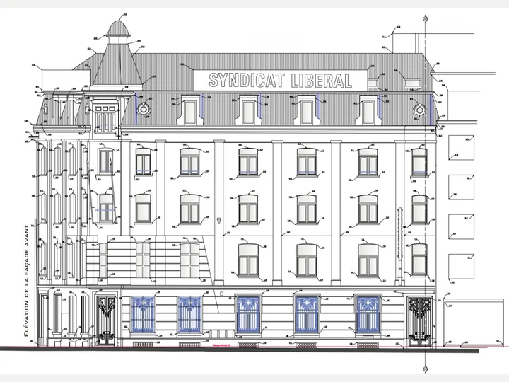 Élévation de la façade avant d'un immeuble de rapport : tourelle d'angle coiffée d'une flèche, lucarnes en toiture, quatre niveaux de baies cotées une à une et grilles en ferronnerie au rez-de-chaussée.