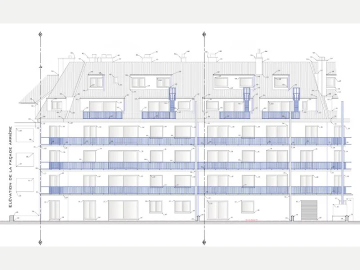 Élévation de la façade arrière d'un immeuble à appartements : quatre niveaux de terrasses filantes et un étage sous combles, sur toute la longueur du bâtiment.