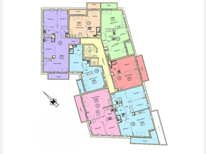 Plan d'un niveau mis en copropriété : chaque appartement dans une couleur et sous son numéro de lot, les circulations et la cage d'escalier distinguées en parties communes.