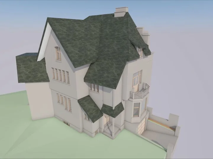 Modélisation 3D d'une villa posée sur son terrain, vue de trois quarts arrière : toitures en pente couvertes d'ardoises, lucarnes, bow-window et balcon en ferronnerie.