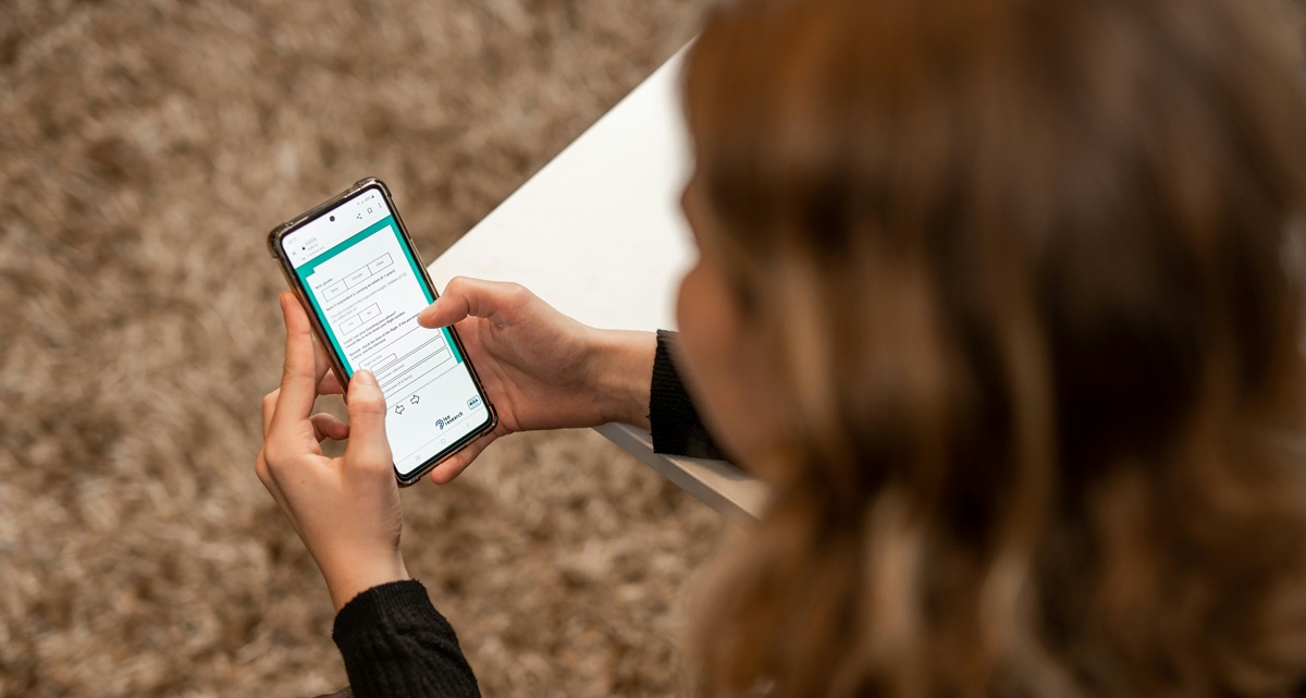 Eine Frau, die auf ihrem Handy eine Umfrage beantwortet.
