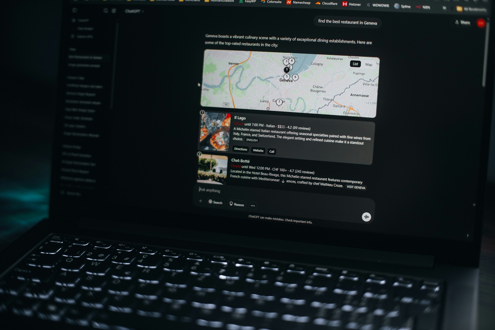 Eine Frau, die auf ihrem Handy eine Umfrage beantwortet.