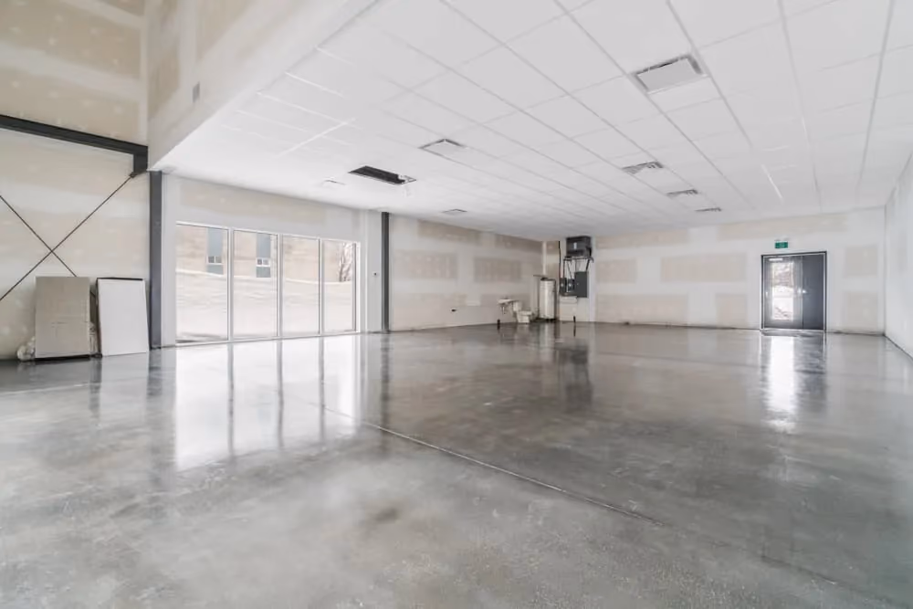 Local commercial rénové avec plancher de béton poli à Sainte-Foy, par Constromax