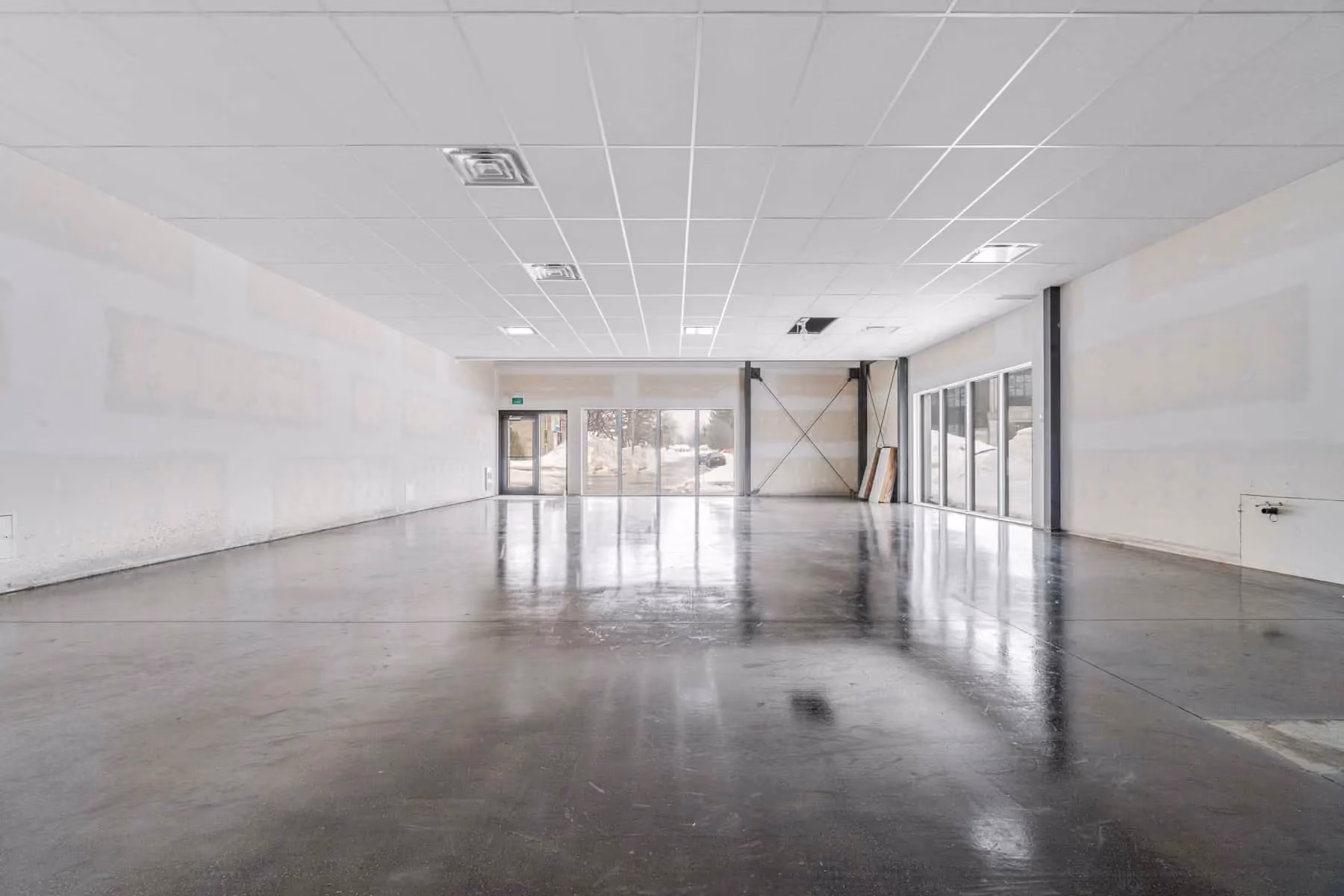 Local commercial avec plafond suspendu et éclairage encastré à Sainte-Foy