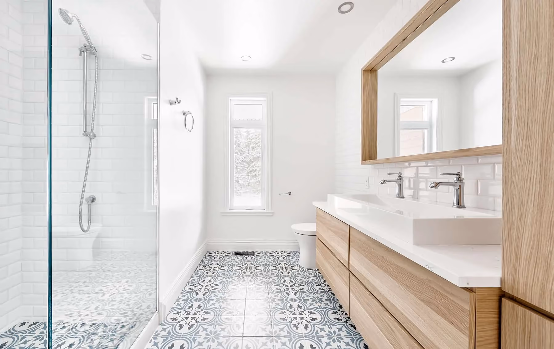 Salle de bain rénovée avec douche vitrée et vanité en bois, projet Mission modernisation par Constromax
