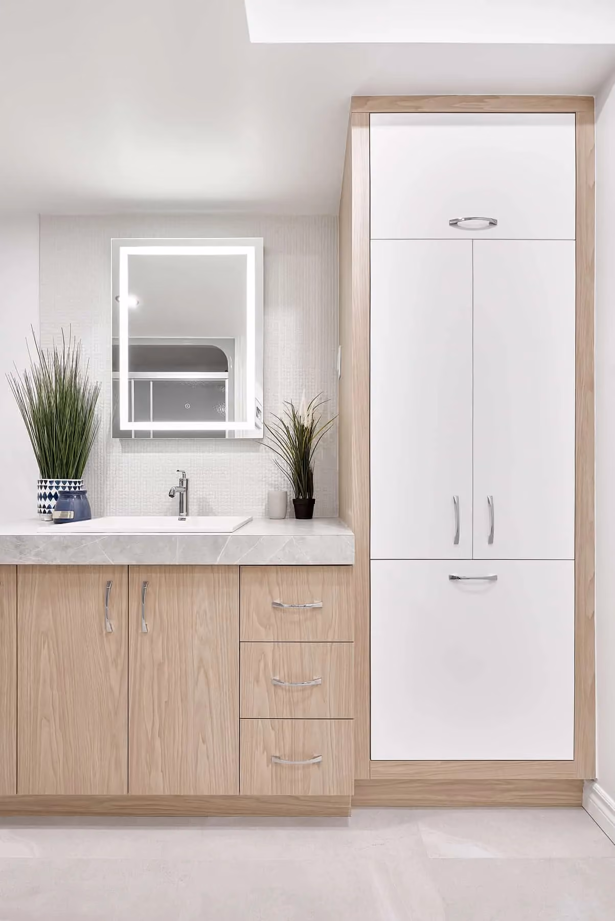 Vanité avec miroir lumineux et rangement blanc