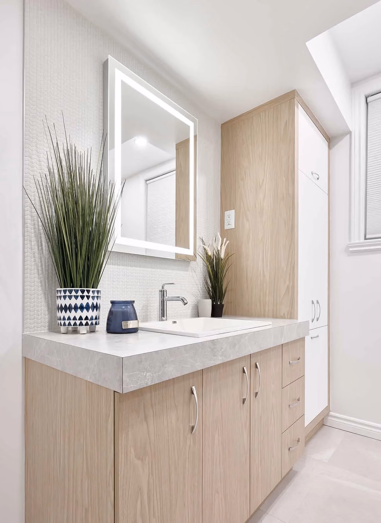 Vanité de salle de bain en bois avec comptoir blanc