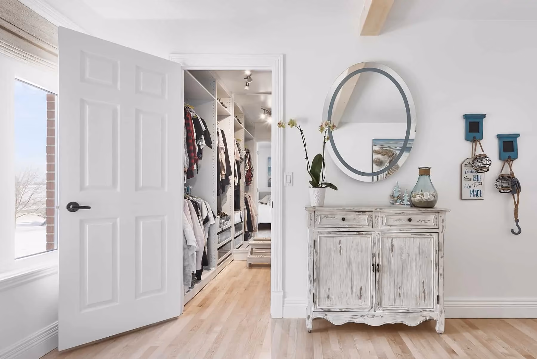 Walk-in rénové avec coiffeuse et miroir rond