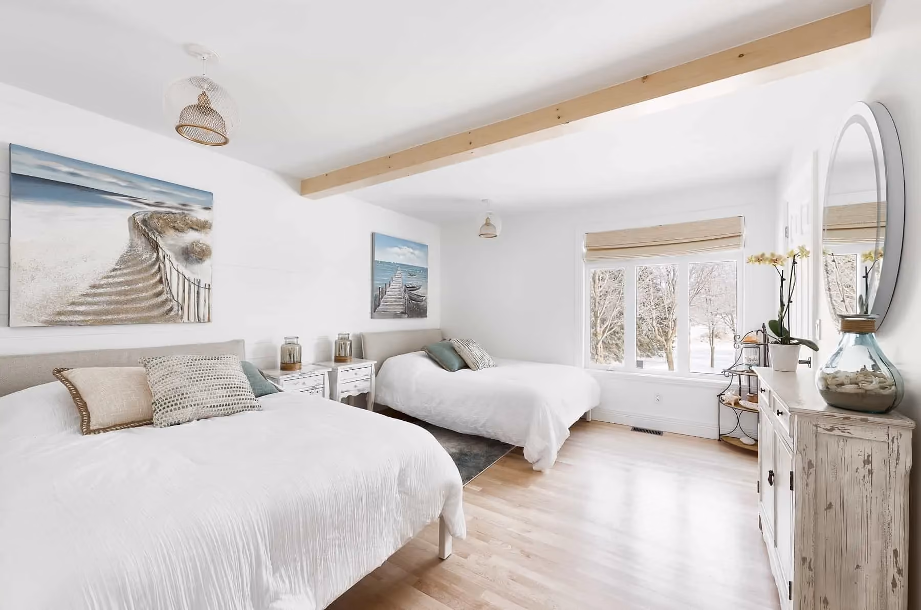 Chambre principale rénovée aux tons clairs
