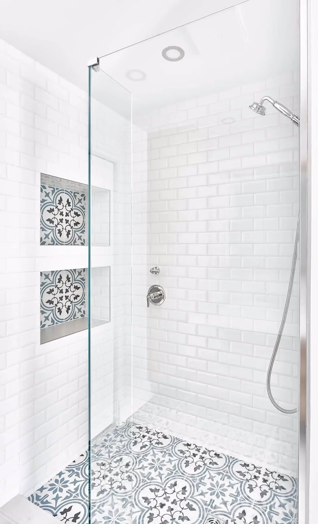 Douche en céramique blanche avec niche à motif