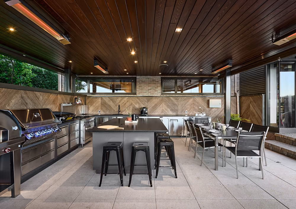 Cuisine avec plafond de bois, Vitrine sur le fleuve