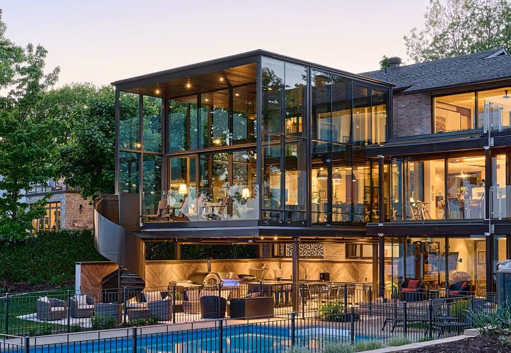 Maison Vitrine sur le fleuve en soirée
