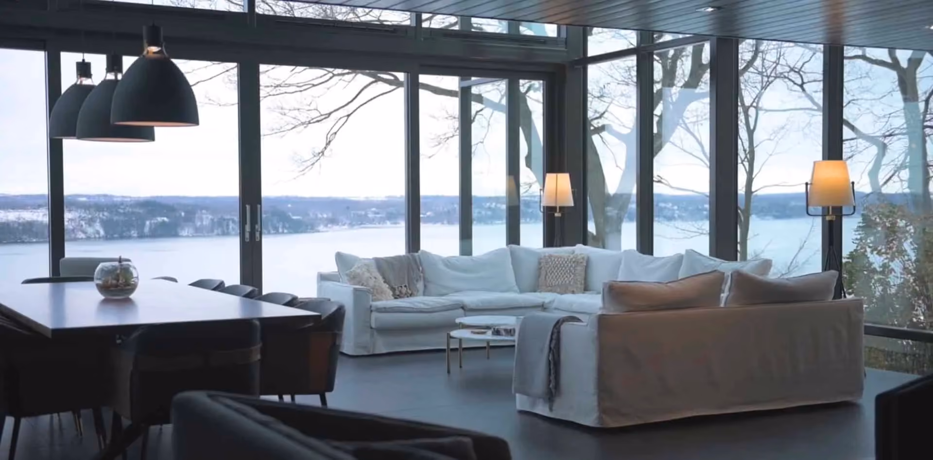 Salon avec vue sur le fleuve