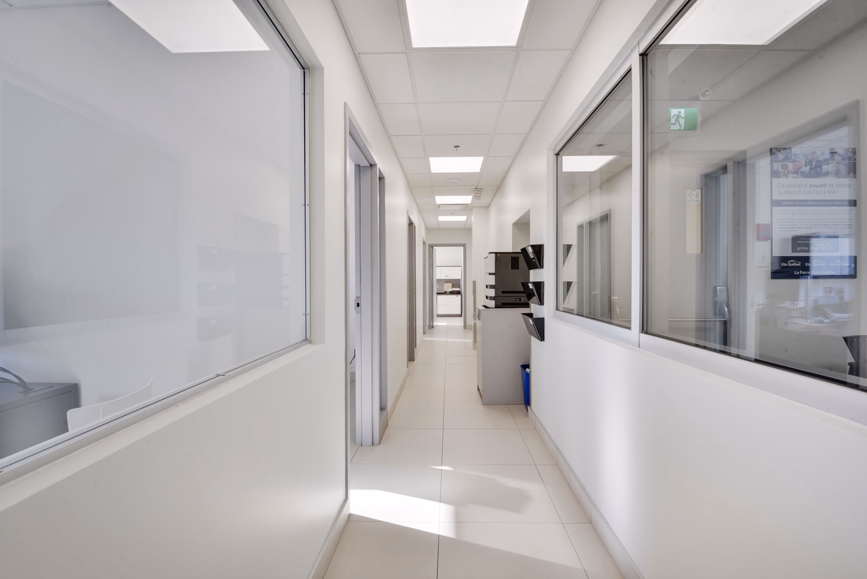 Corridor de bureaux vitrés chez Kia Ste-Foy